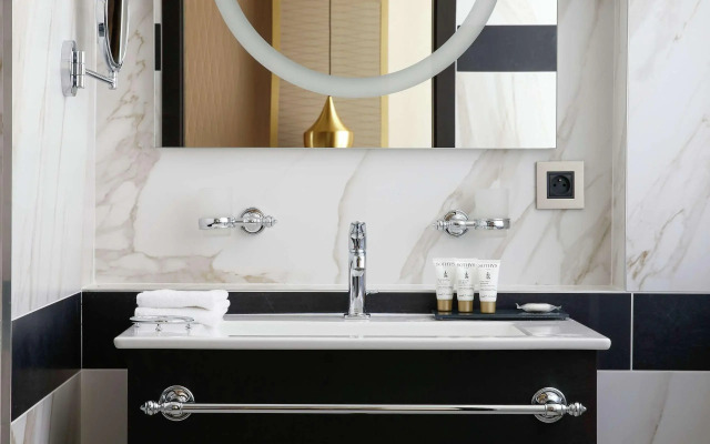 Niepce Paris Hotel, Curio Collection by Hilton