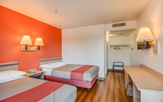 Super 8 by Wyndham Tracy