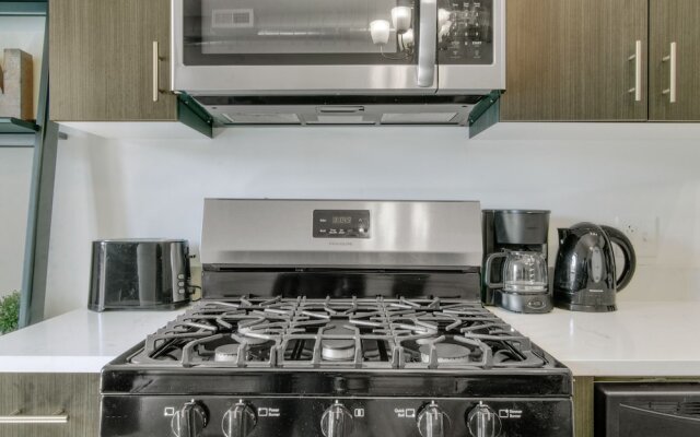 1BR Apartment with Laundry in West Loop