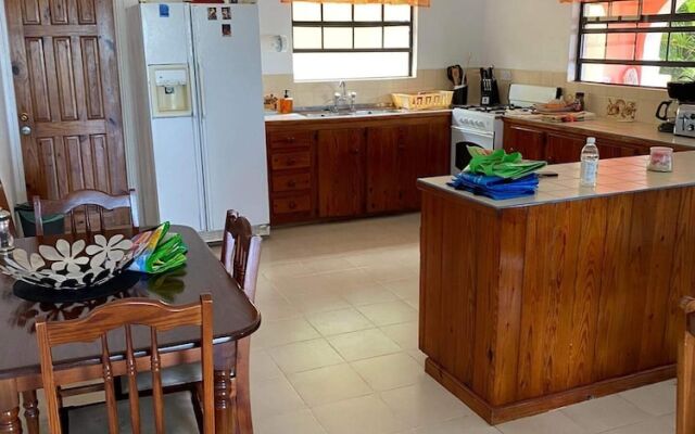 Immaculate 3 Bed Villa Overlooking Admiralty Bay