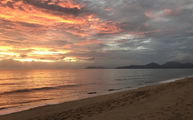 Silver Sands - A Unique Retro Beauty