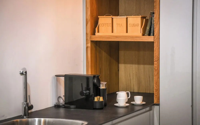 Stylish 3BR Apt with Patio in the City