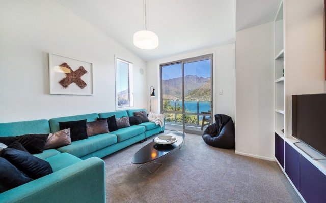 Lake View Greenstone Luxe Apartment