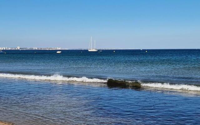 Spacious 3 bedroom apartment with seaview