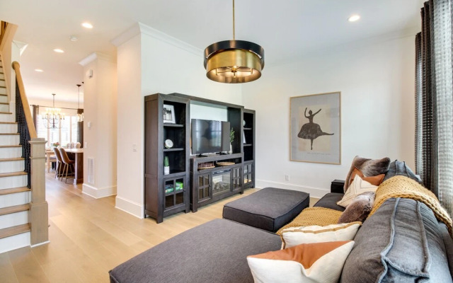 Charming Savannah Townhome - 1 Block to Riverwalk!