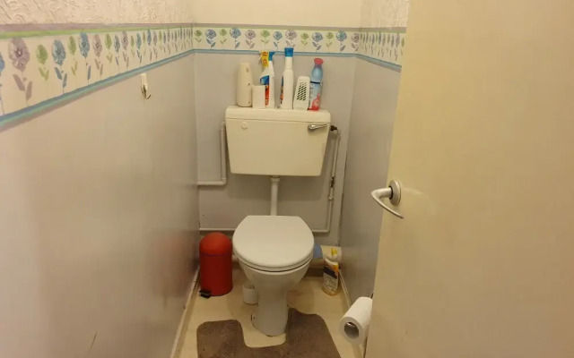 17 Spring Close Service Apartment