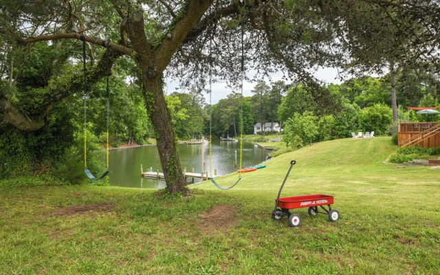 Riverfront Virginia Home - Dock, Fire Pit & Kayaks