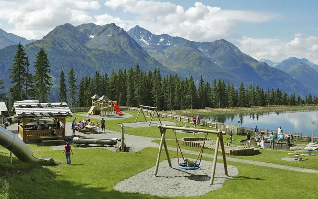 Ladner See in See With 7 Bedrooms and 3 Bathrooms
