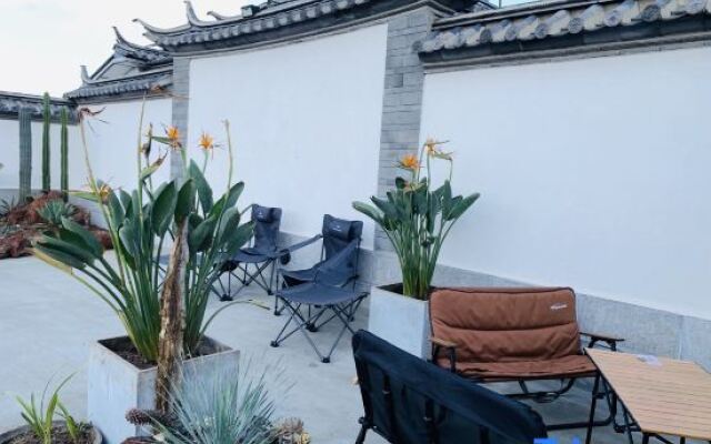 Yilongge Homestay (Dali Erhai Caicun Longkan Wharf Branch)