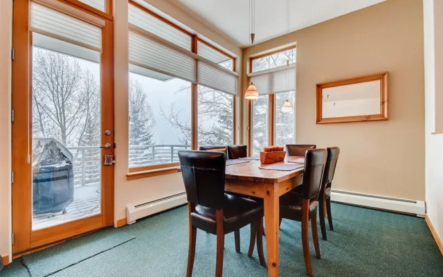 1-1220 Lionsridge Loop 3B