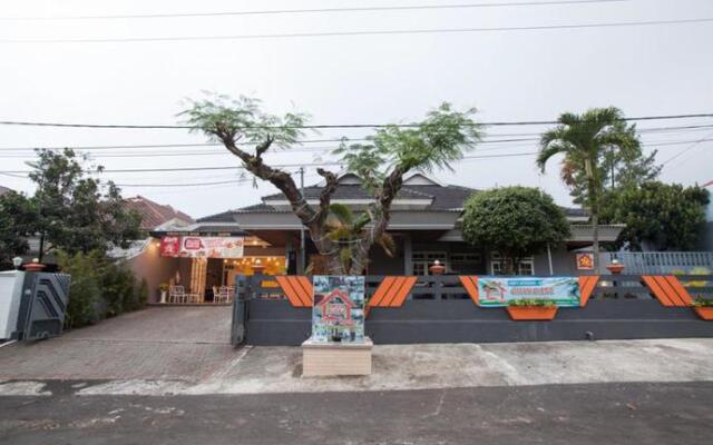 RedDoorz Plus @ Bukit Dieng