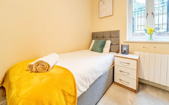 London Street Apt By REDWOOD STAYS