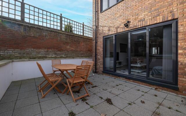 Modern 4 Bedroom House 01 With Parking in Farnham