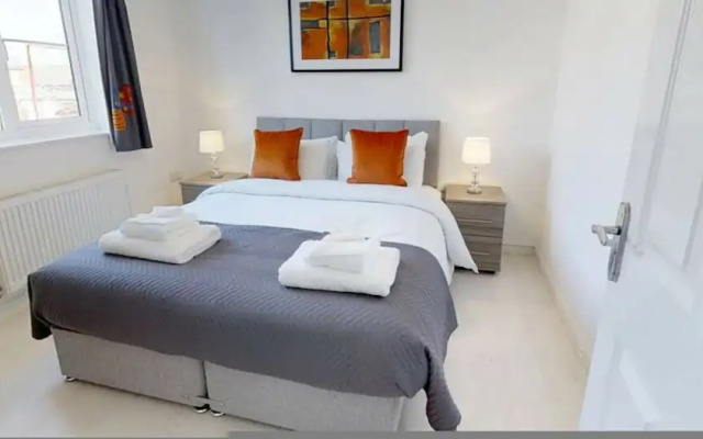 Stayzo Cole Green Lane - Free Parking