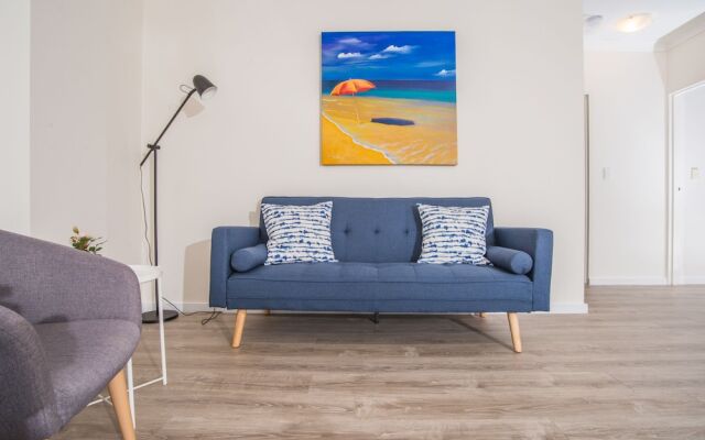 Convenient Rockdale Apartment Next To Station & Beach