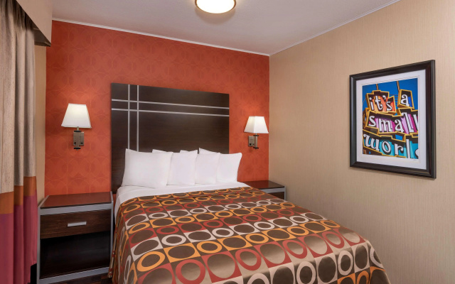 Best Western Plus Raffles Inn & Suites