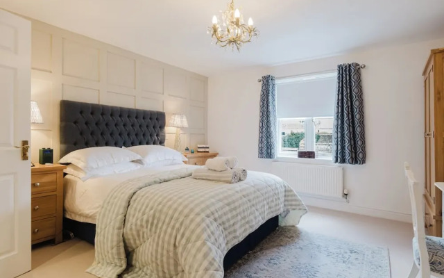 Stylish Retreat with Garden in Tetbury