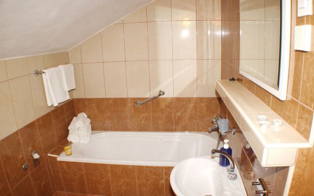 Apartment Bale - right at the beach: A1 Plaza Brist, Riviera Makarska