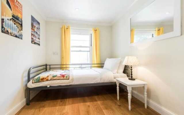 Spacious, Charming 3bd W/Balcony in Kennington