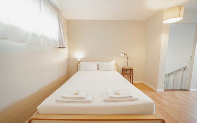 Sunny & Bright Duplex by Vacationy