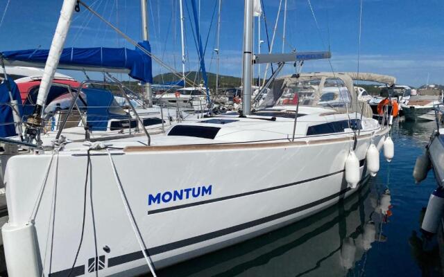 TROIA - Veleiro em marina