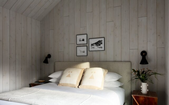 Tälta Lodge, A Bluebird by Lark