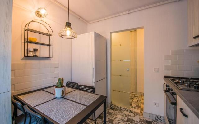 Kitty Sunflower Apartment