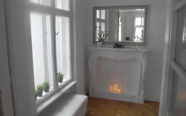 Spacious 1 Bed Basilica Apartment - With Balcony