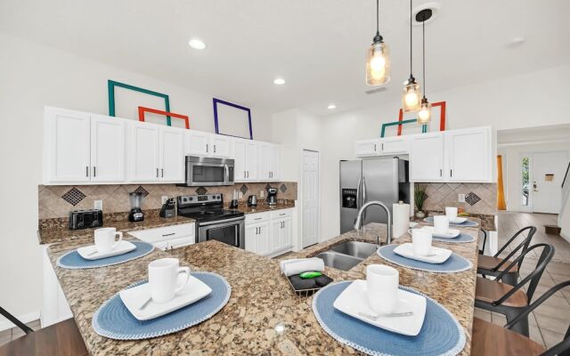 Lake View Getaway: Pool, Game Room, Theming!