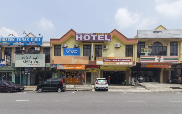 OYO 44072 Mines Cempaka Hotel