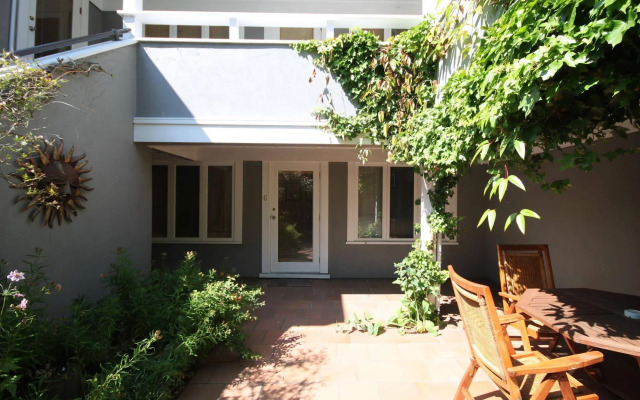 Spinnakers Brewpub & Guesthouses