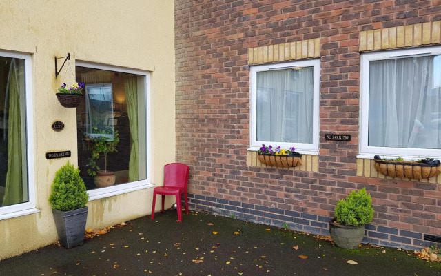 OYO Go2 Gloucester Hotel