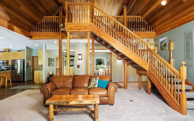 Riffle River Lodge 3 Bedroom Home by NW Comfy Cabins by RedAwning