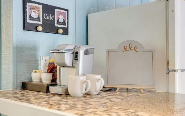 4 Mi to Downtown Chattanooga: Vibrant Studio