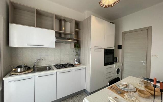 [Via XXV Aprile] 4 Locali - Di Fronte al Mare