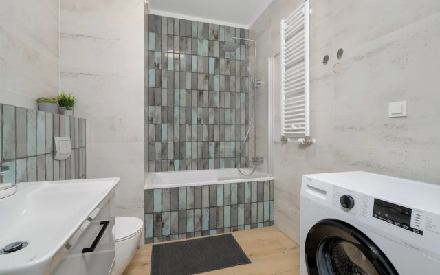 Apartment With Parking by Renters