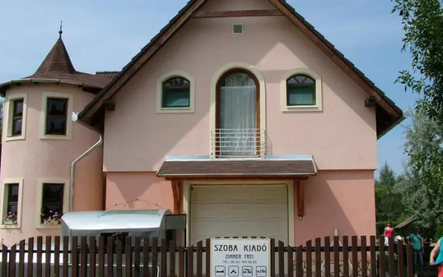 Körevár Cottage