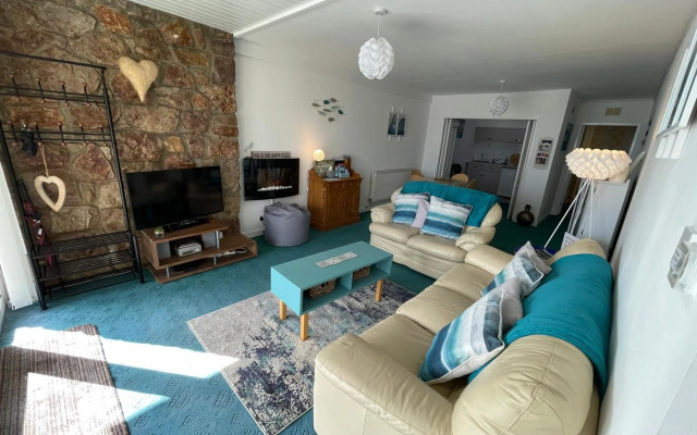 Barracuda, Beachside Apartment