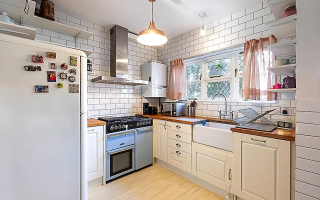 Stylish & Spacious 3-bed Home in Vibrant Bow