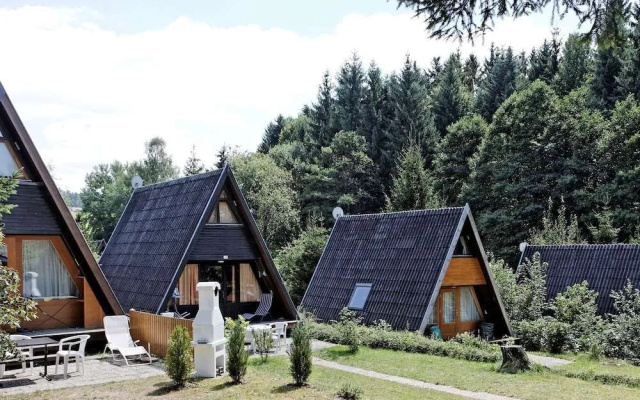Wooden Chalet with Terrace near Swimming Lake
