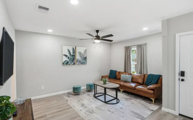 Spacious 4BR Haven Perfect for Groups Near DT