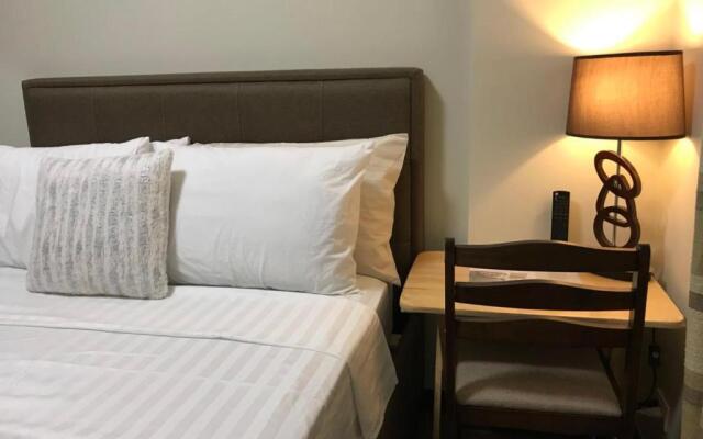 MaRoy Suites at Asteria Residences (Near NAIA with free Parking+Fiber Internet)
