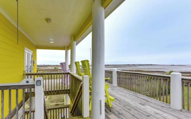 Walk to Beach: Bayfront Gilchrist Getaway!