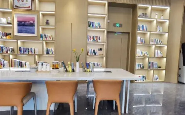 Yibin High-speed Railway West Station Atour Hotel