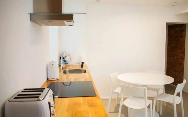 Bright And Modern 2 Bedroom Flat