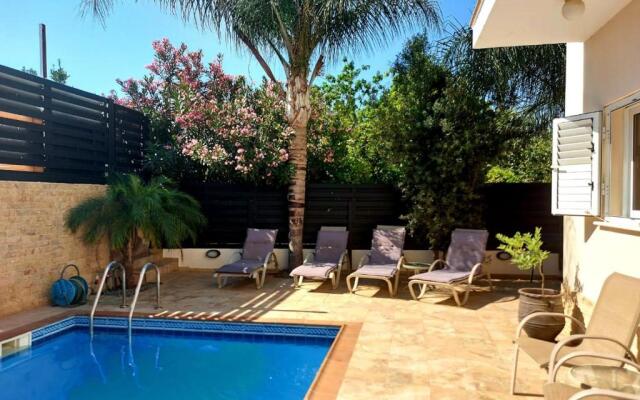 3bdr villa-pool/700m from a blue flag beach!
