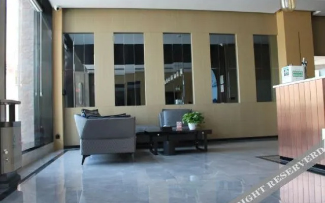 Shuangjiang Platinum Hotel(双江铂金酒店)