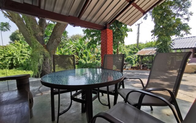 OYO Flight Hut Hotel