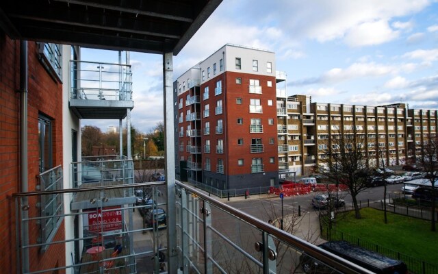 Homely 2 Bedroom Apartment in Bow