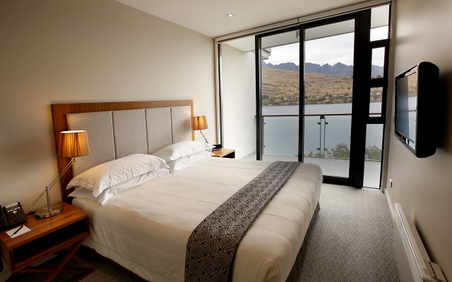 The Rees Hotel, Luxury Apartments & Lakeside Residences